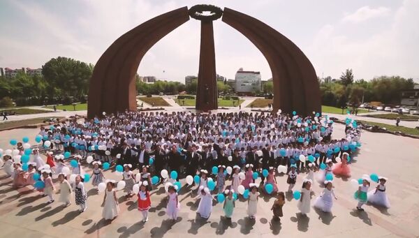 Мэр и 1500 школьников исполнили гимн Бишкека. Дню города посвящается - Sputnik Кыргызстан