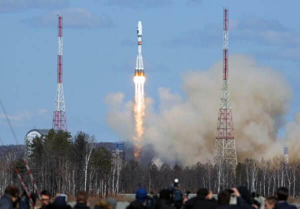 Ракета-носитель Союз-2.1а с тремя российскими спутниками Ломоносов, Аист-2Д и SamSat-218 стартовала с космодрома Восточный. - Sputnik Кыргызстан