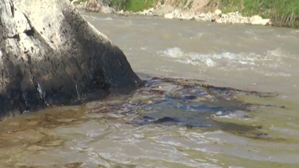 Житель Майлуу-Суу показал, как нефть стекает в реку, идущую на полив - Sputnik Кыргызстан