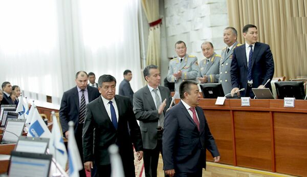 Члены правительства во главе с премьер-министром Сооронбаем Жээнбековым во время принесения присяги - Sputnik Кыргызстан