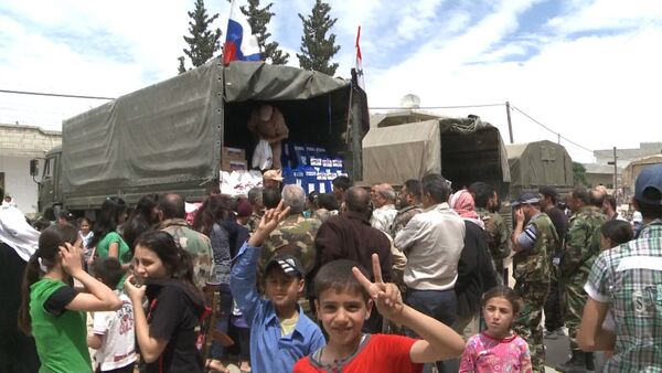 Российские военные раздавали пакеты с продовольствием сирийцам в Хаме и Хомсе - Sputnik Кыргызстан