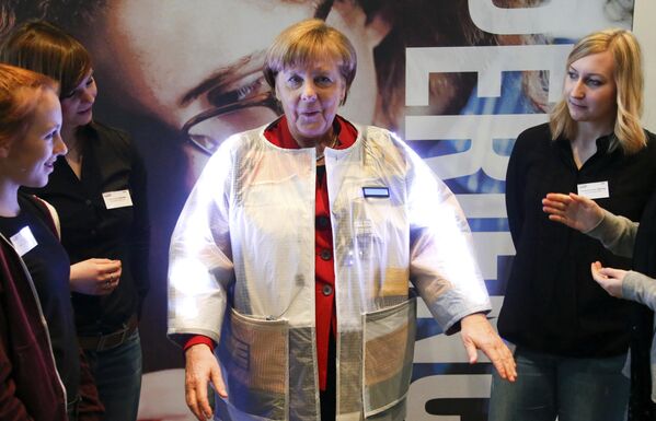 Германиянын канцлери Ангела Меркел Пфорцхайм  колледжинин студенттери тарабынан жасалган акылдуу кийимди кийип көрүүдө. Ал адамдын өмүрү үчүн маанилүү болгон бардык нерсени өлчөп турат - Sputnik Кыргызстан