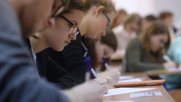 Выпускники на экзамене. Архивное фото - Sputnik Кыргызстан