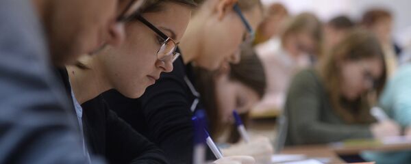 Выпускники во время экзамена. Архивное фото - Sputnik Кыргызстан