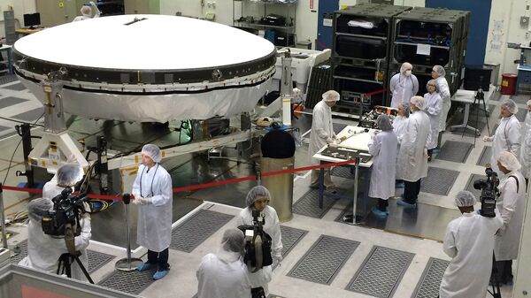 Исследователи НАСА готовят летающую тарелку LDSD. Архивное фото - Sputnik Кыргызстан