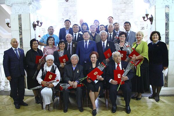 Общее фото горожан которые получили звании почетного гражданина Бишкека - Sputnik Кыргызстан