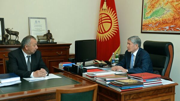 Президент Алмазбек Атамбаев и министр чрезвычайных ситуаций Кубатбек Боронов во время встречи - Sputnik Кыргызстан