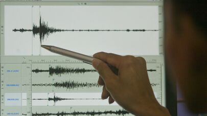 Аппарат сейсмограф, измеряющий силу землетрясения