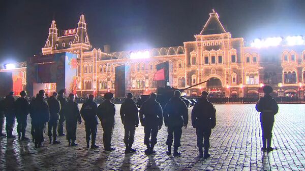 Торжественный марш и бронетехника – ночная репетиция парада Победы в Москве - Sputnik Кыргызстан