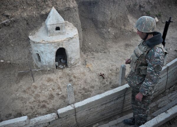 Карабахские военный на первой линии обороны. Архивное фото - Sputnik Кыргызстан