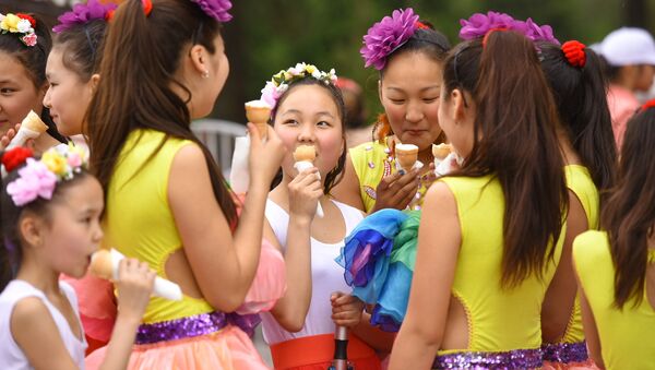 Девочки кушают мороженое на праздновании 138-летия города Бишкек - Sputnik Кыргызстан