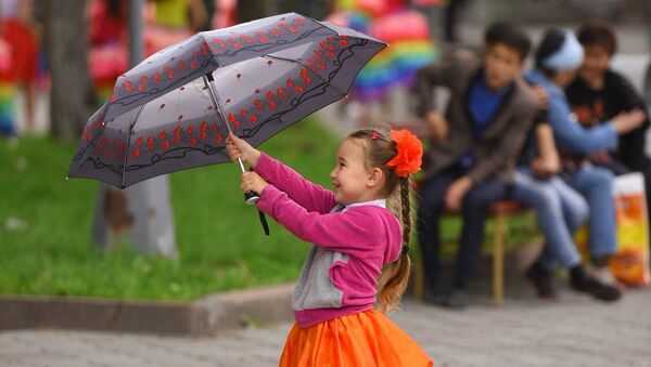Девочки с зонтиком. Архивное фото - Sputnik Кыргызстан