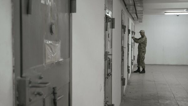 Сотрудник колонии №19 проверяет камеры с заключенными. Архивное фото - Sputnik Кыргызстан