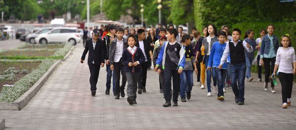 Школьники на одной из улиц Бишкека. Архивное фото - Sputnik Кыргызстан