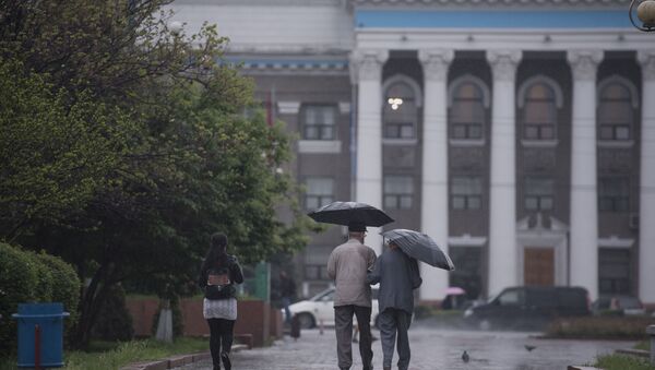 Жители столицы с зонтами на аллее Молодежи во время дождя в Бишкеке. Архивное фото - Sputnik Кыргызстан