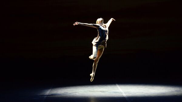 Балерина во время выступления на сцене. Архивное фото - Sputnik Кыргызстан