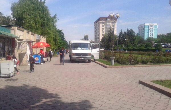 Улуттук филармониянын аймагындагы жаштар аллеясынын тротуарына айдоочулар унааларын токтотуп жатат. - Sputnik Кыргызстан