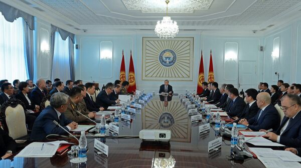 Президент Алмазбек Атамбаевдин төрагалыгы алдында Коргоо кеңешинин жыйыны - Sputnik Кыргызстан