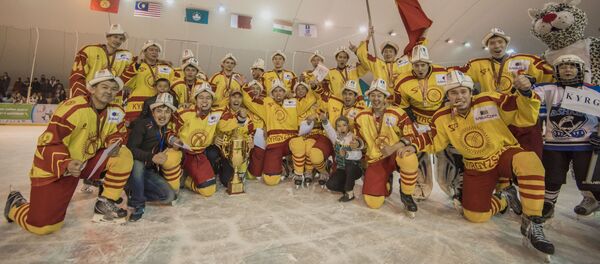 Хоккеисты сборной Кыргызстана на финальной встрече в Бишкекском городском катке. Архивное фото Хоккеисты сборной Кыргызстана на финальной встрече в Бишкекском городском катке. Архивное фото - Sputnik Кыргызстан