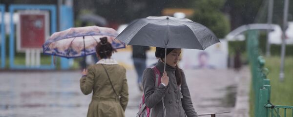 Кол чатыр көтөргөн кыз. Архив Кол чатыр көтөргөн кыз. Архив - Sputnik Кыргызстан