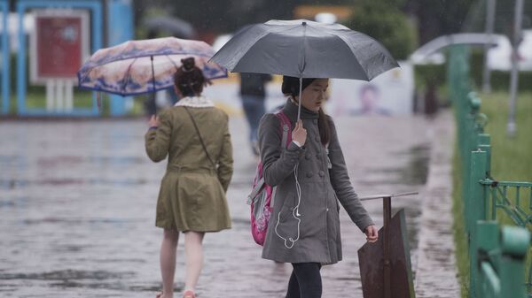 Девочка с зонтом во время дождя в Бишкеке. Архивное фото - Sputnik Кыргызстан