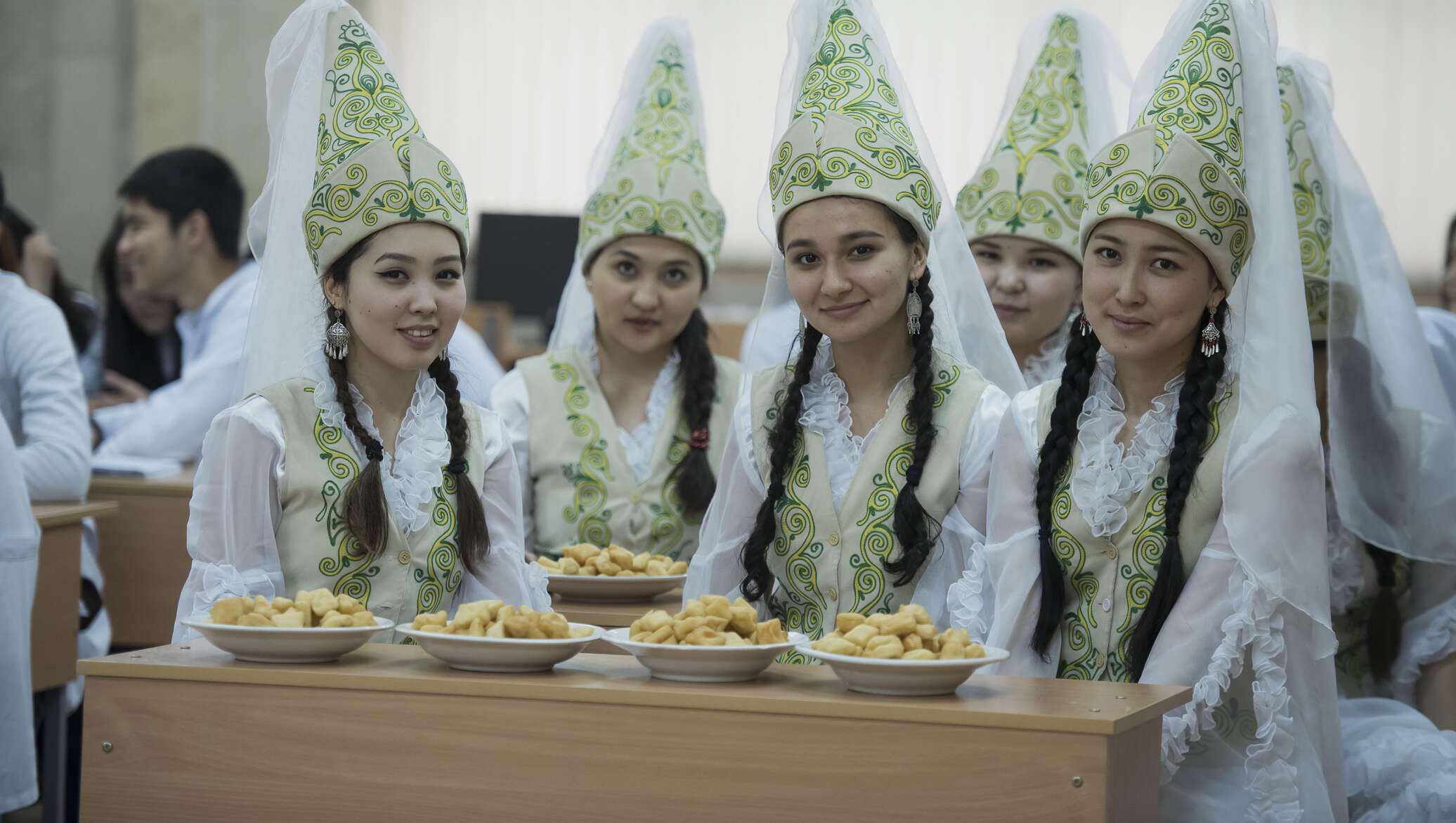 Кыргызские келинки в национальном платье