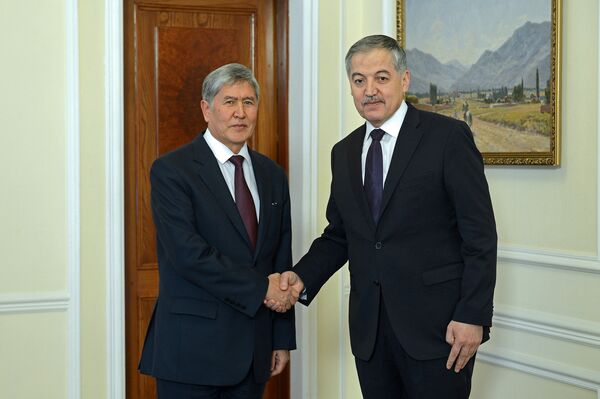 Президент Алмазбек Атамбаев ов время встречи с министром иностранных дел Таджикистана Сироджиддином Асловым - Sputnik Кыргызстан