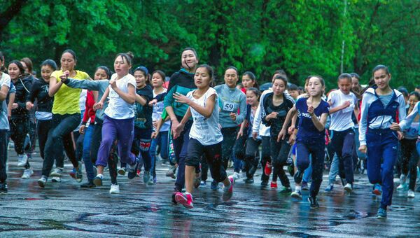 Легкоатлетический пробег Мир-2016 на старой площади Бишкека - Sputnik Кыргызстан