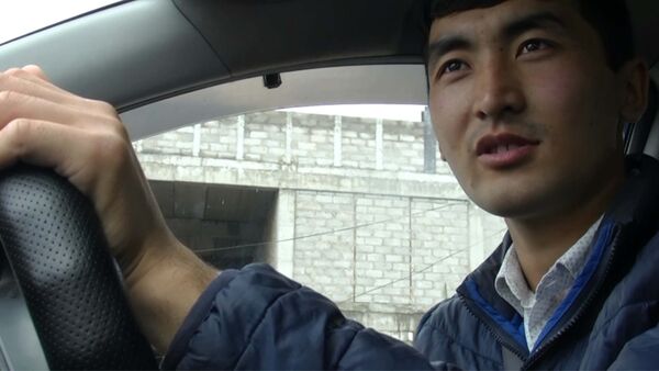 Таксист — герой соцсетей признался, почему возит бесплатно пожилых люд - Sputnik Кыргызстан