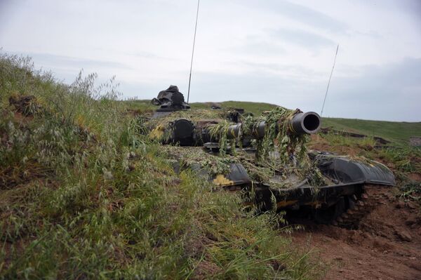 Танк Т-64 армии обороны Нагорного Карабаха на первой линии обороны. Архивное фото - Sputnik Кыргызстан