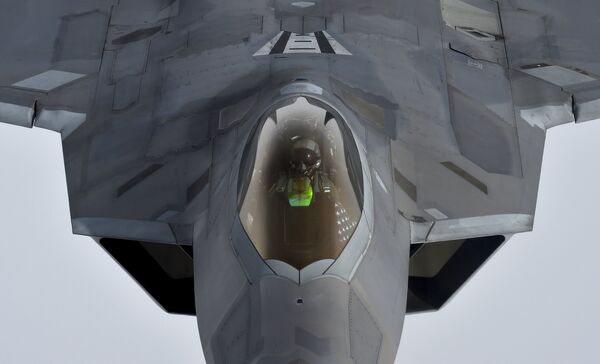 АКШ Куралдуу күчтөрү бешинчи муундагы F-22 Raptor учактарын өтчү машыгуу үчүн Улуу британияга жайгаштырды - Sputnik Кыргызстан