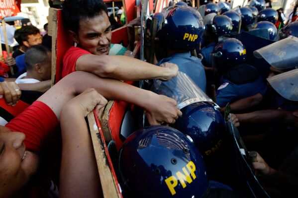 АКШ элчилигинин алдында каршылык акциясына чыкканадар менен полиция кагылышты. 1-май, Филиппин, Манила шаары - Sputnik Кыргызстан