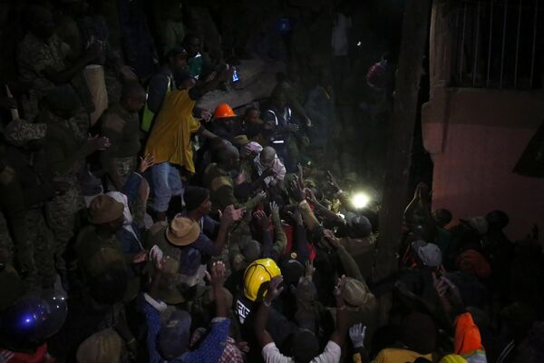 Найробиде алты кабаттуу имарат кулап, 20 киши каза болду. 74 киши дайынсыз. Катуу жааган жамгырдан улам имараттын биринчи кабатын суу каптаган. Алдын ала маалыматтар боюнча имарат суудан улам жерге чөгүп кеткен - Sputnik Кыргызстан