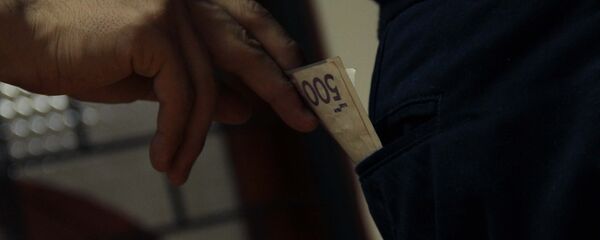Мужчина вынимает деньги из кармана. Архивное фото - Sputnik Кыргызстан