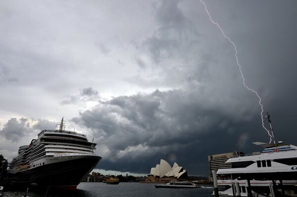 Удары молнии над Сиднейской гаванью рядом с оперным театром во время грозы. Архивное фото - Sputnik Кыргызстан