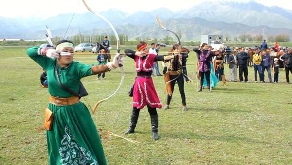 Лучницы стреляли на турнире, готовясь к Играм кочевников - Sputnik Кыргызстан