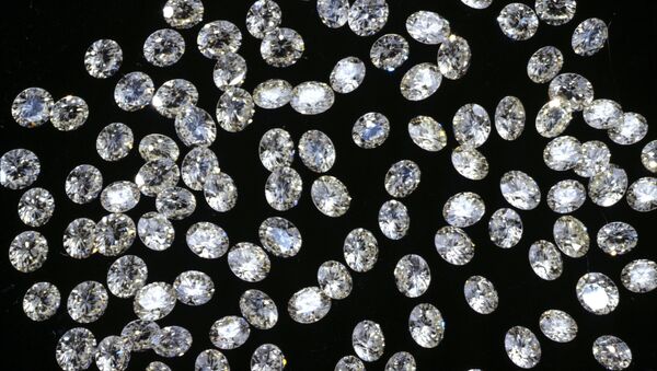 Россыпь ограненных алмазов. Архивное фото - Sputnik Кыргызстан