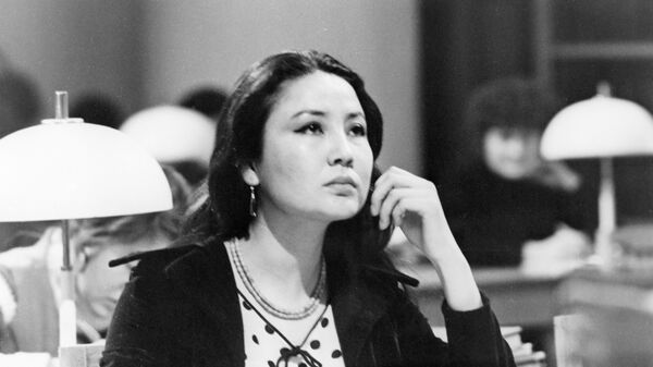 Актриса Таттыбүбү Турсунбаева, Кызыл алма тасмасынан кадр. Архив - Sputnik Кыргызстан
