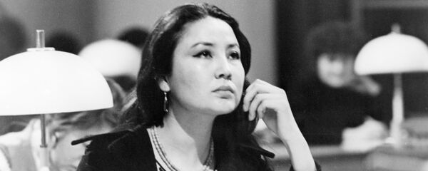 Таттыбүбү Турсунбаева, Кызыл алма тасмасынан кадр. Архив - Sputnik Кыргызстан