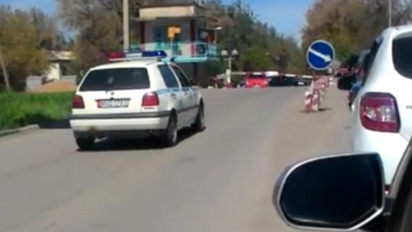 За милицией поехали остальные — видеонарушения на ж/д переезде в Кара-Балте - Sputnik Кыргызстан