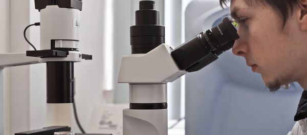Сотрудник лаборатории смотрит в микроскоп. Архивное фото Сотрудник лаборатории смотрит в микроскоп. Архивное фото - Sputnik Кыргызстан