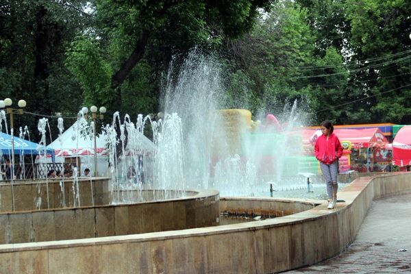 Тестирование водных устройств городского фонтана в Оше - Sputnik Кыргызстан