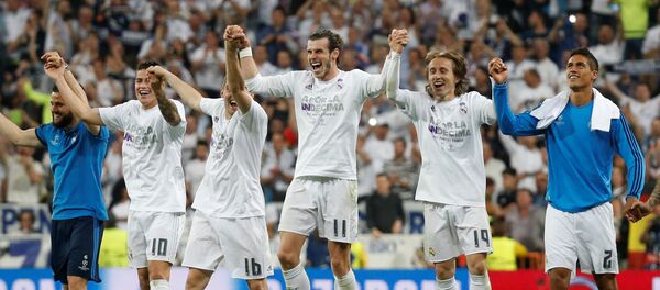 Игроки фк Реал Мадрид празднуют победу после матча с Манчестером Сити Игроки фк Реал Мадрид празднуют победу после матча с Манчестером Сити - Sputnik Кыргызстан