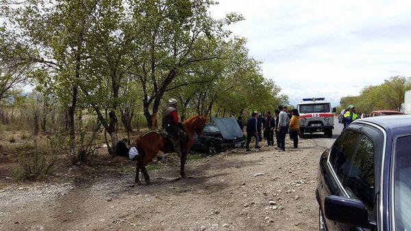 Медицинская помощь у автомашины марки BMW которая перевернулась недалеко от Балыкчи - Sputnik Кыргызстан