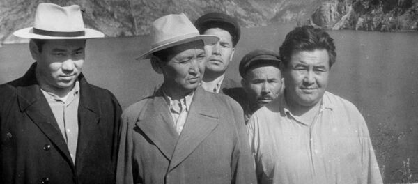 Ветеран войны Кадыркул Шадыбеков с Исхаком Раззаковым. Архивное фото - Sputnik Кыргызстан