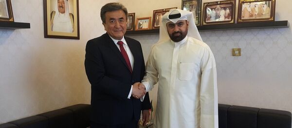 Кыргызстандын Кувейттеги толук жана ыйгарым укуктуу элчиси Жусупбек Шарипов өлкөнүн спорт боюнча мамлекеттик агенттигинин директору Ахмад Абдульраззак Аль-Кхазал менен жолугуу учурунда Кыргызстандын Кувейттеги толук жана ыйгарым укуктуу элчиси Жусупбек Шарипов өлкөнүн спорт боюнча мамлекеттик агенттигинин директору Ахмад Абдульраззак Аль-Кхазал менен жолугуу учурунда - Sputnik Кыргызстан