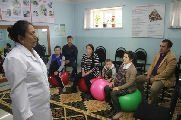 Ознакомление делегацией руководителей и членов исполнительного совета ООН с деятельностью школы молодых матерей в Оше - Sputnik Кыргызстан