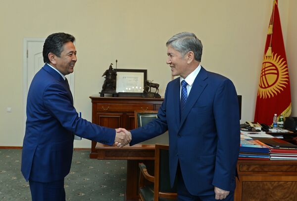 Президент Алмазбек Атамбаев во время встречи с председателем Государственной регистрационной службы Тайырбеком Сарпашевым - Sputnik Кыргызстан