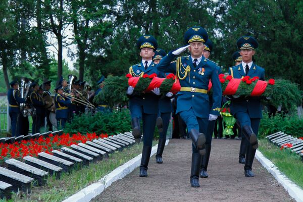 Митинг-реквием, посвященный 71-й годовщине Победы в ВОВ на Братском кладбище - Sputnik Кыргызстан