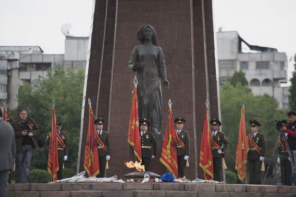 Акция Вальс Победы посвященная участникам ВОВ на площади Победы - Sputnik Кыргызстан